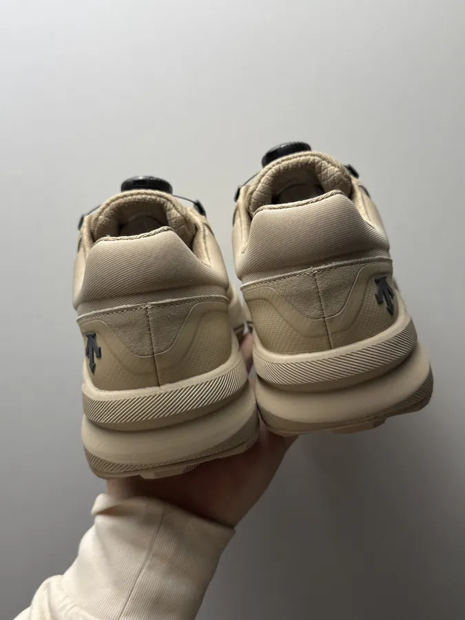 DESCENTE 卡其色裸鞋圈
