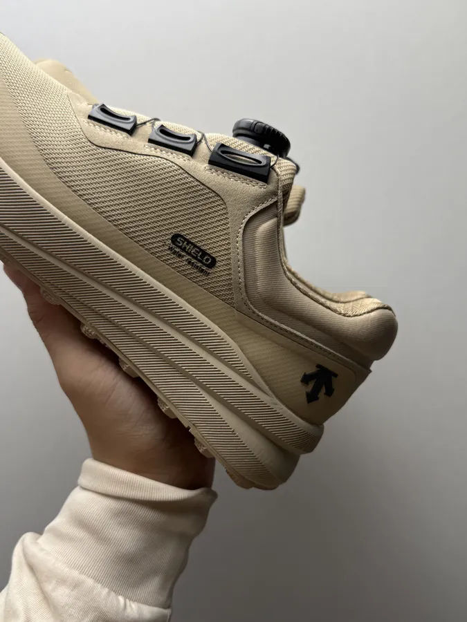 DESCENTE 卡其色裸鞋圈