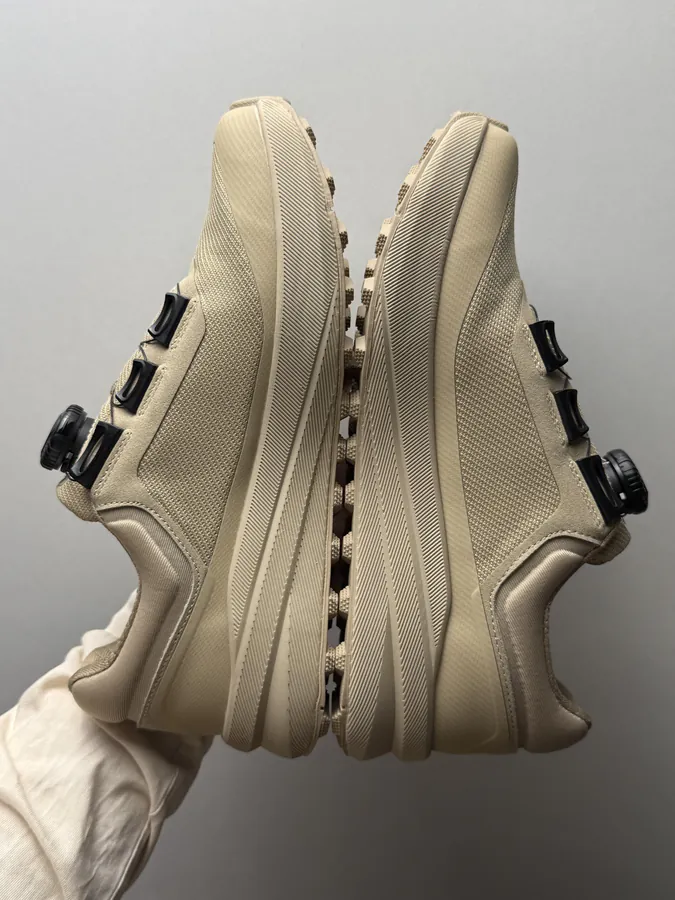 DESCENTE 卡其色裸鞋圈