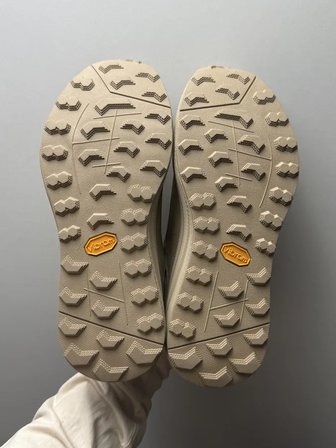 DESCENTE 卡其色裸鞋圈
