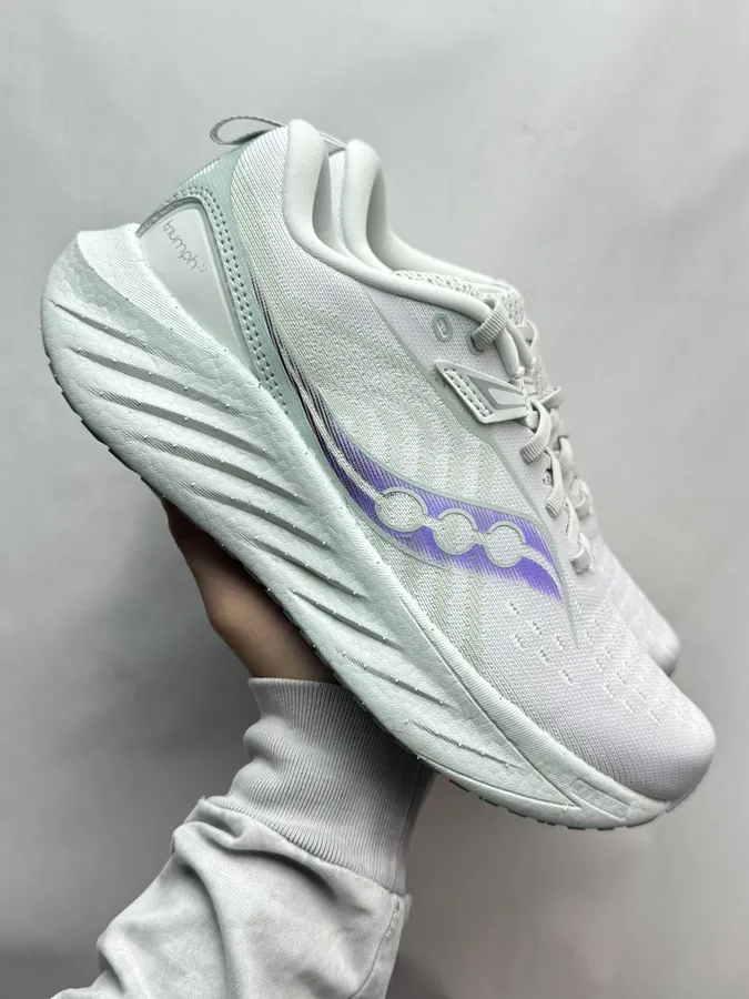 Saucony TRIUMPH 22 Lightweight Running Shoes with Breathable Comfort