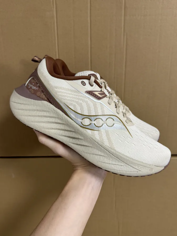 Saucony Triumph 22 Comfortable and Versatile Low Top Running Shoes
