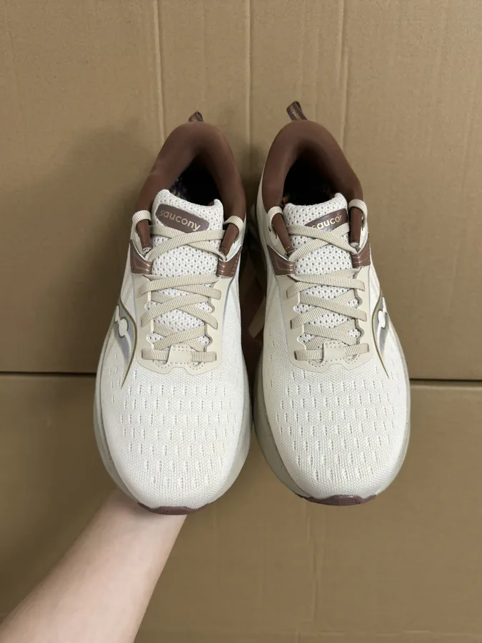 Saucony Triumph 22 Comfortable and Versatile Low Top Running Shoes