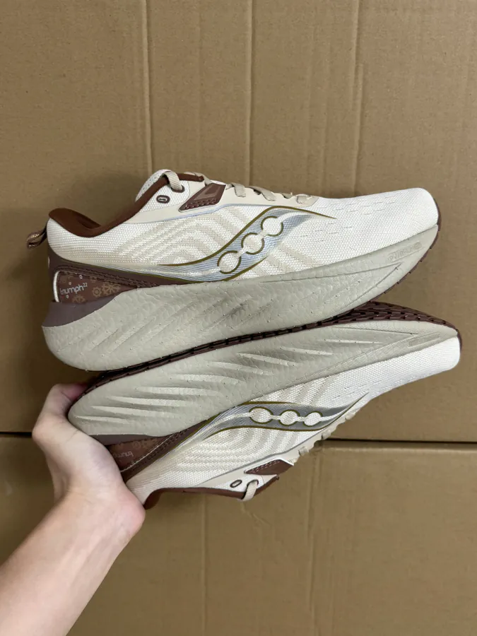 Saucony Triumph 22 Comfortable and Versatile Low Top Running Shoes