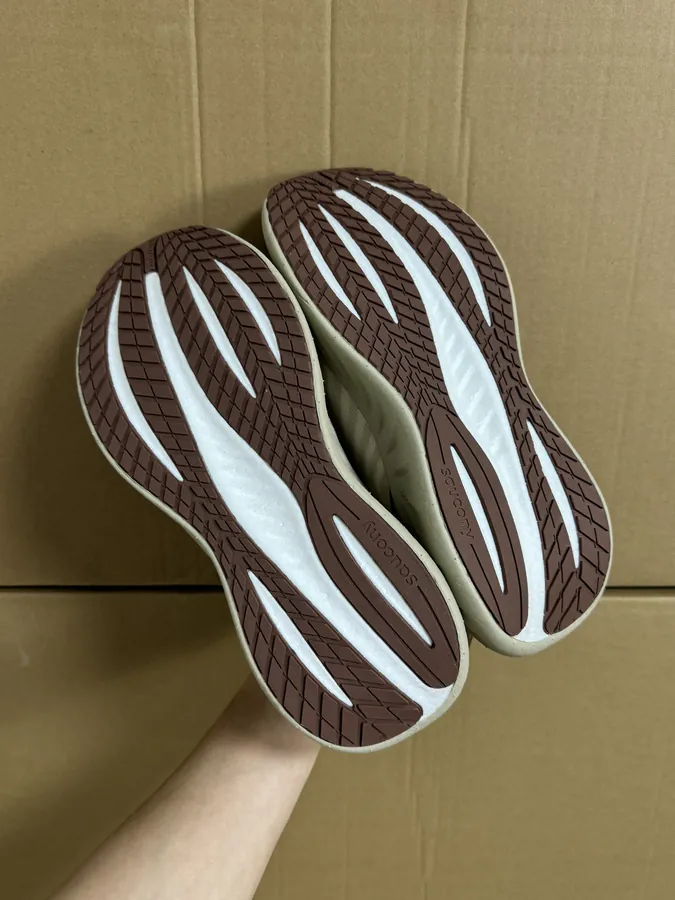 Saucony Triumph 22 Comfortable and Versatile Low Top Running Shoes