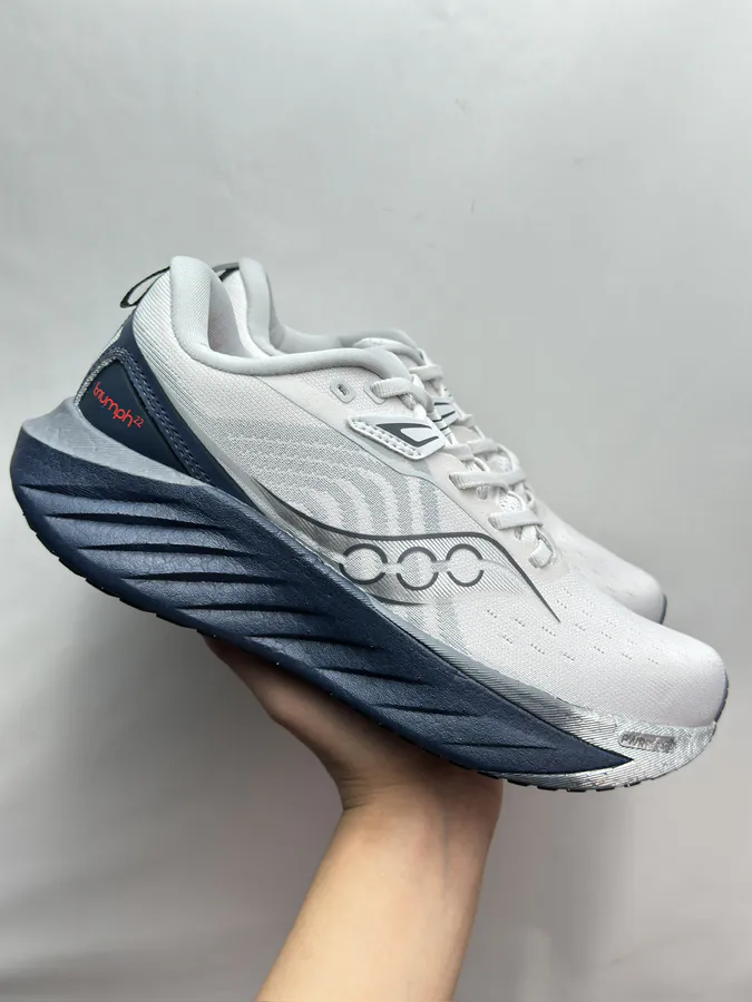 Saucony TRIUMPH 22 White and Deep Blue