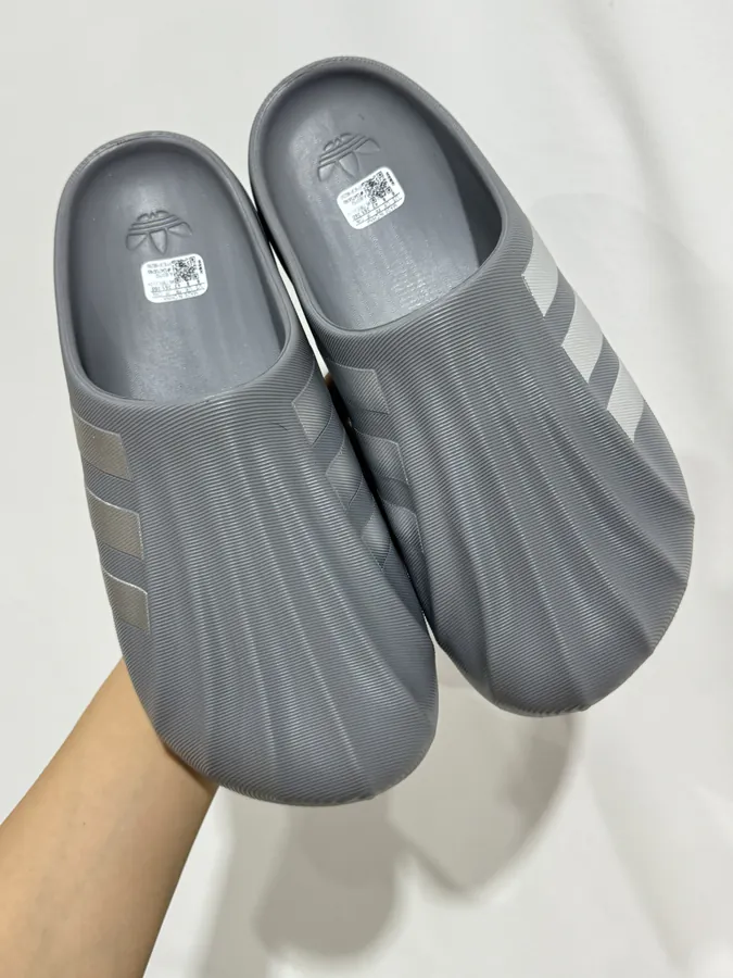 AdiFOM Duck Duck Slippers in Gray