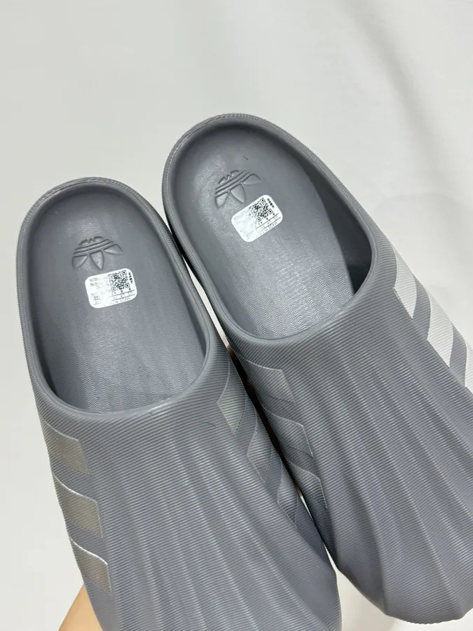 AdiFOM Duck Duck Slippers in Gray