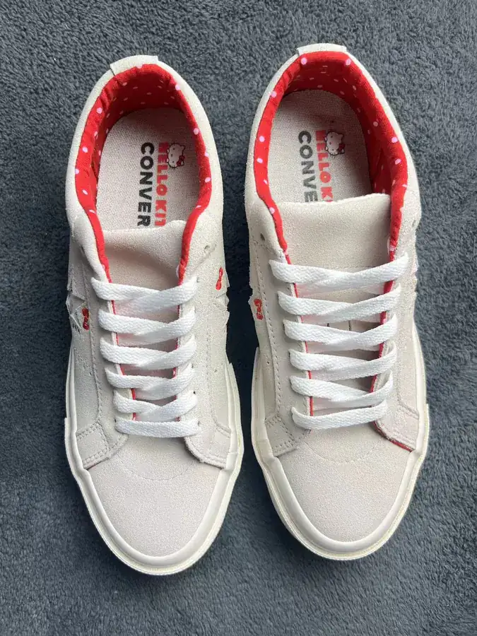 Converse One Star Ox Hello Kitty Grey Comfortable and Versatile Low Top Canvas Sneaker