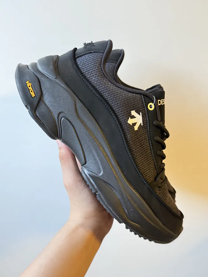 DESCENTE Dualis Black Sleek and Structured Sneaker