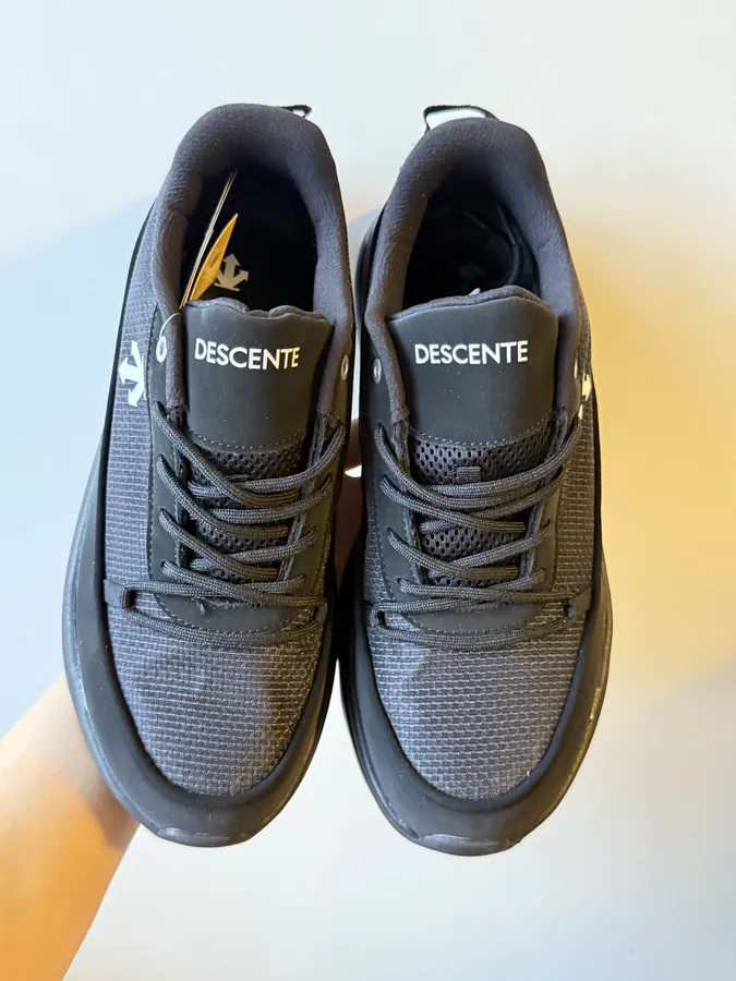 DESCENTE Dualis Black Sleek and Structured Sneaker