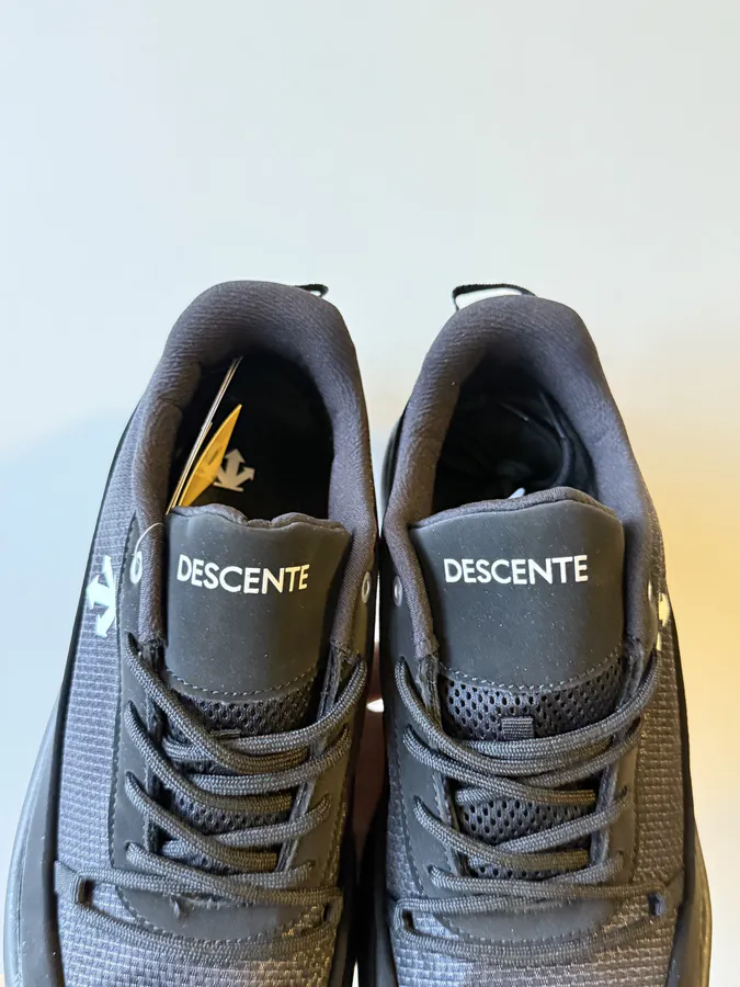 DESCENTE Dualis Black Sleek and Structured Sneaker