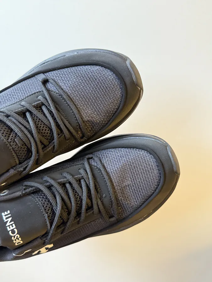 DESCENTE Dualis Black Sleek and Structured Sneaker