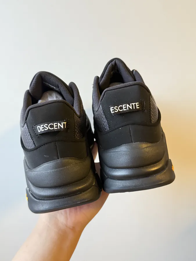 DESCENTE Dualis Black Sleek and Structured Sneaker