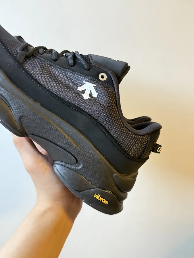 DESCENTE Dualis Black Sleek and Structured Sneaker