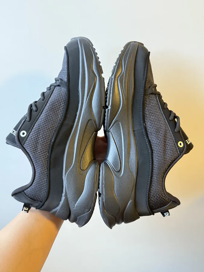 DESCENTE Dualis Black Sleek and Structured Sneaker