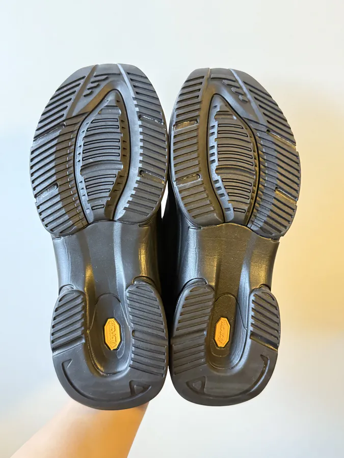 DESCENTE Dualis Black Sleek and Structured Sneaker