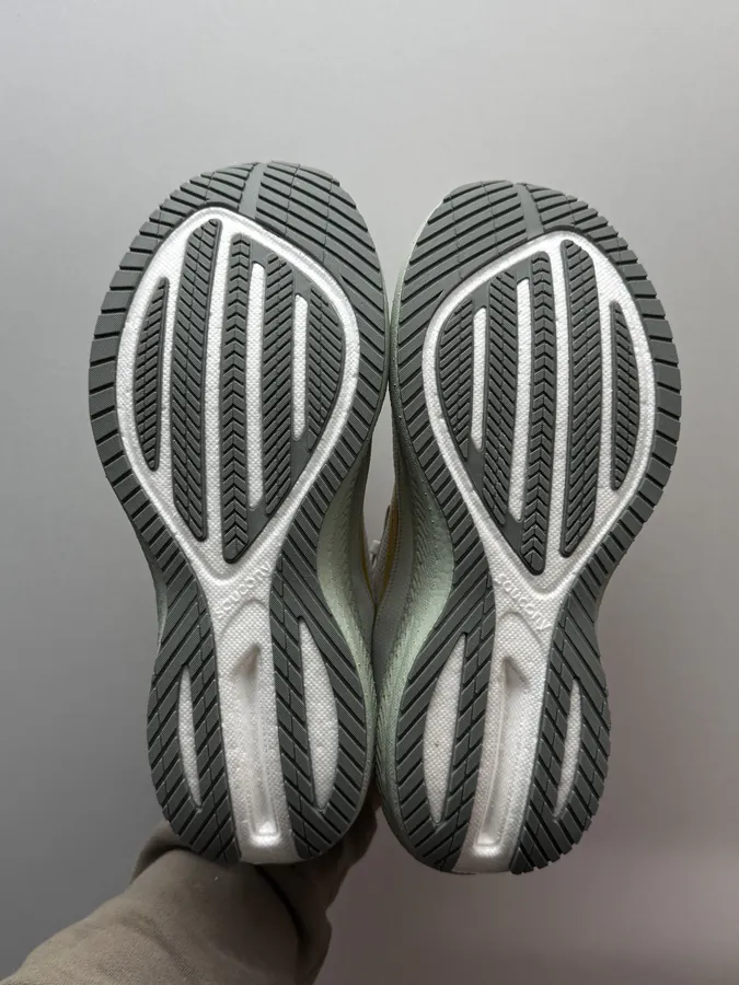 Triumph 21 Running Shoes Gray Green
