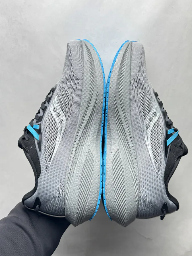 Triumph 21 Sneaker in Gray Black