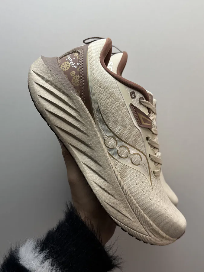 Saucony TRIUMPH 22 in Khaki Brown