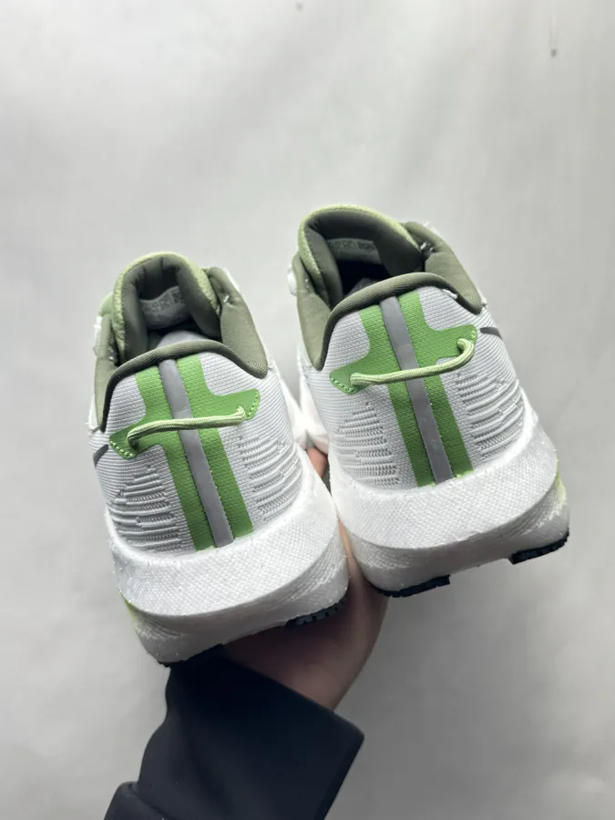 Triumph 21 Running Shoes in White and Green