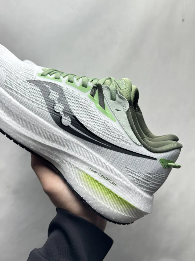 Triumph 21 Running Shoes in White and Green