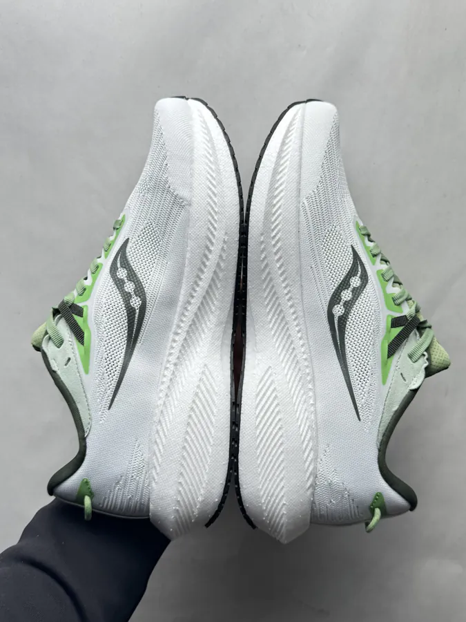 Triumph 21 Running Shoes in White and Green