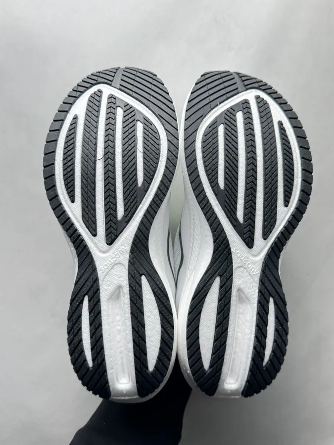 Triumph 21 Running Shoes in White and Green