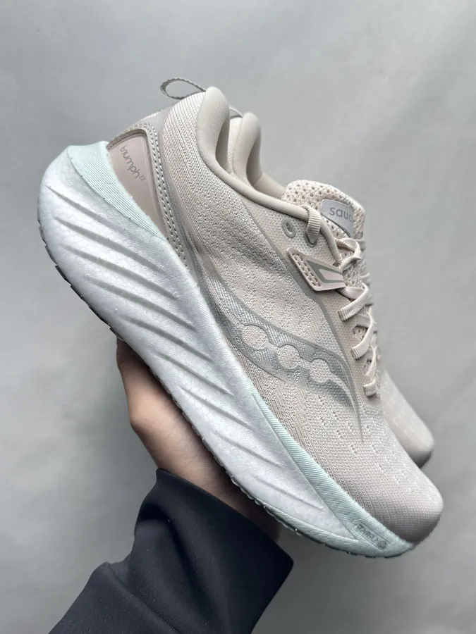 Triumph 21 Running Shoes in Light Pink Grey