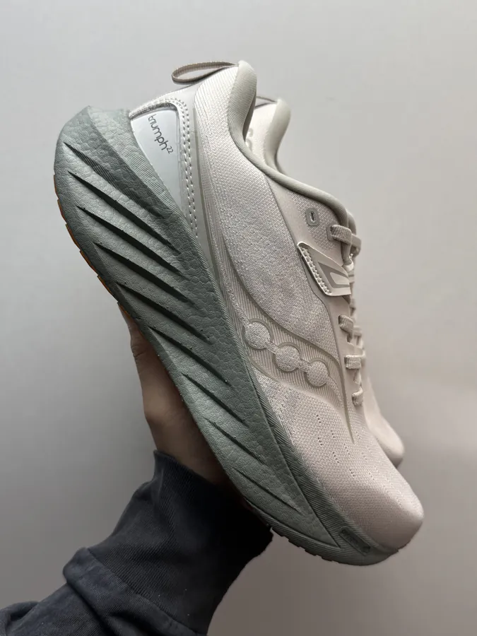 Saucony TRIUMPH 22 Lightweight Running Shoes with Breathable Comfort
