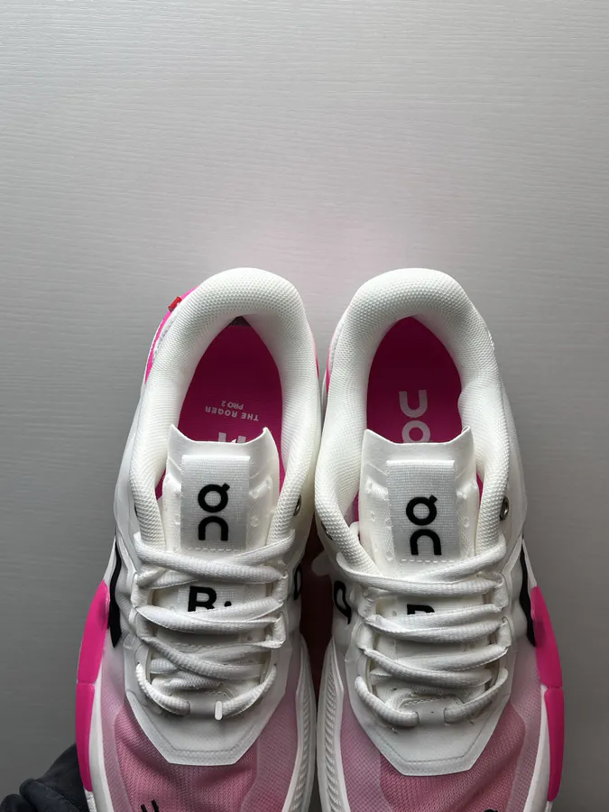 On昂跑 THE ROGER Pro 2 in White Pink