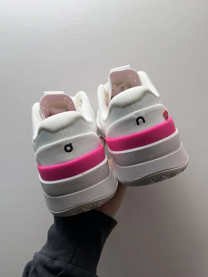 On昂跑 THE ROGER Pro 2 in White Pink
