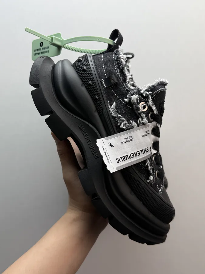 SMILE QUEEN CLASSIC Bucket Bag in Black