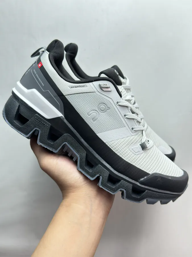 On Cloudwander in Gray Black