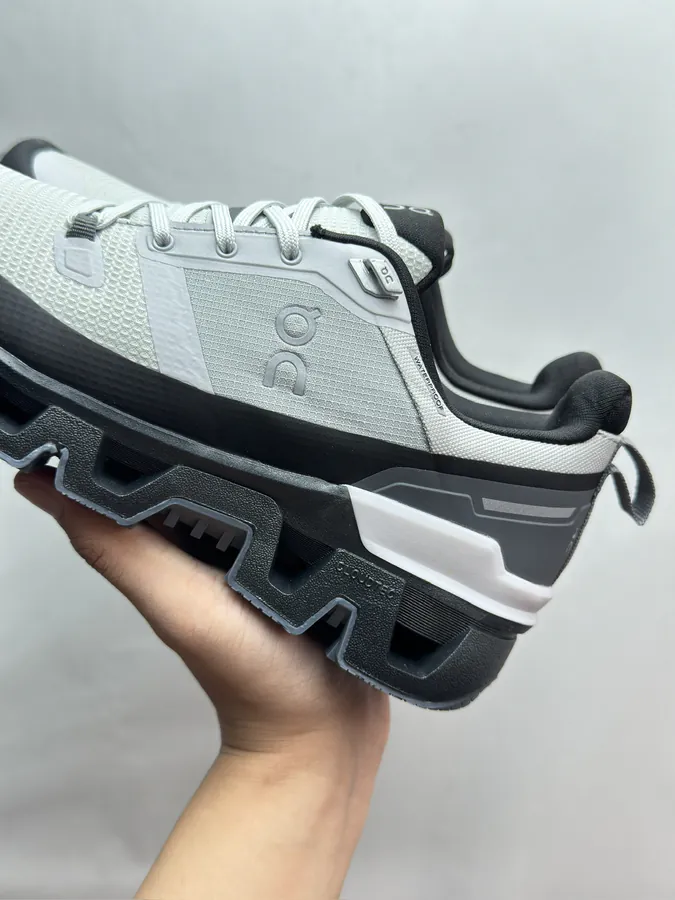 On Cloudwander in Gray Black
