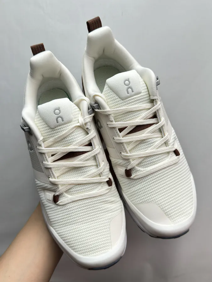 On Cloudwander in Beige