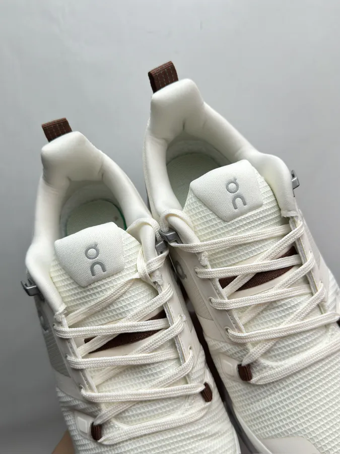On Cloudwander in Beige