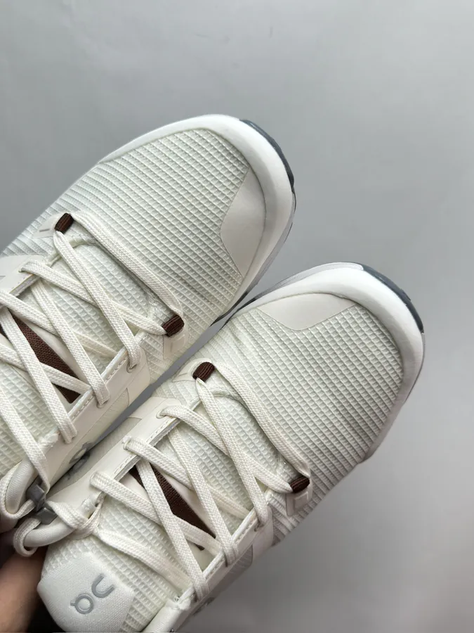 On Cloudwander in Beige