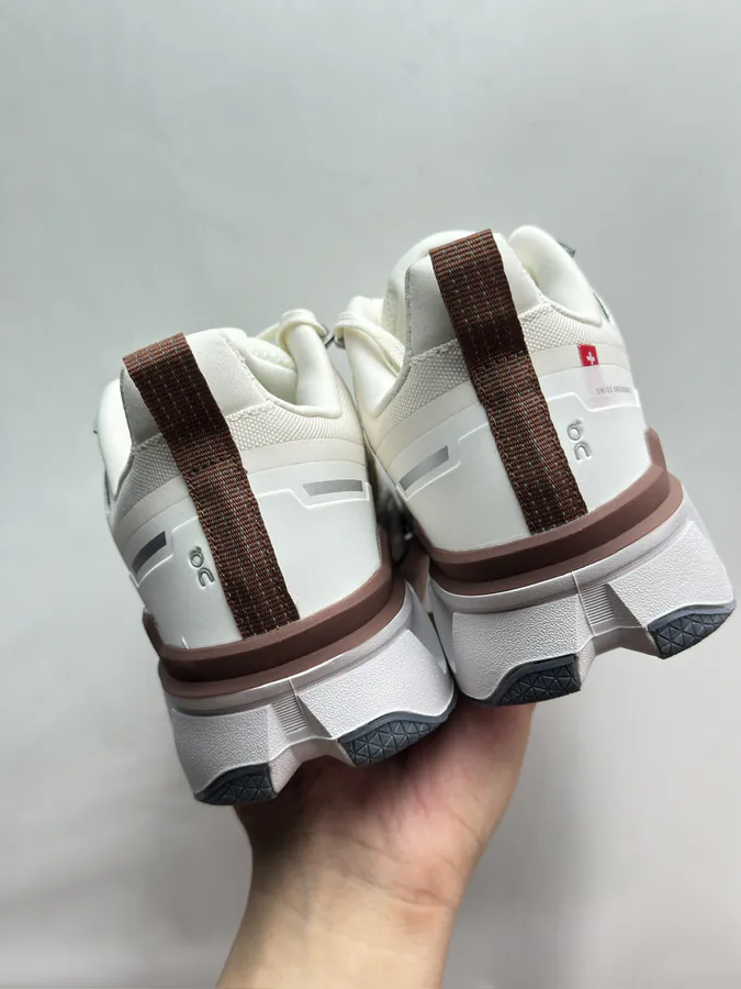 On Cloudwander in Beige