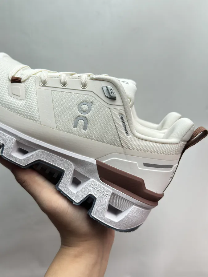 On Cloudwander in Beige