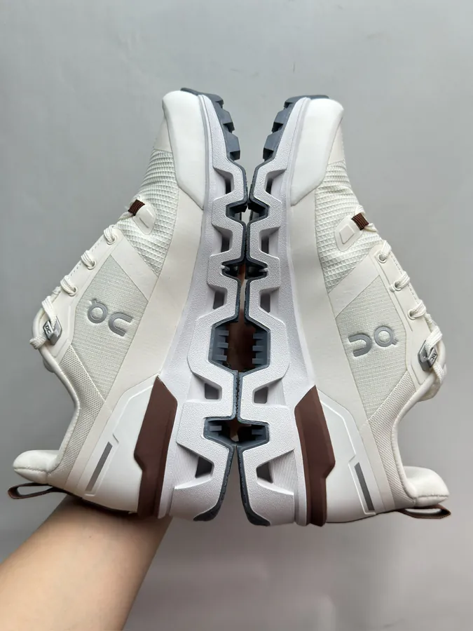 On Cloudwander in Beige