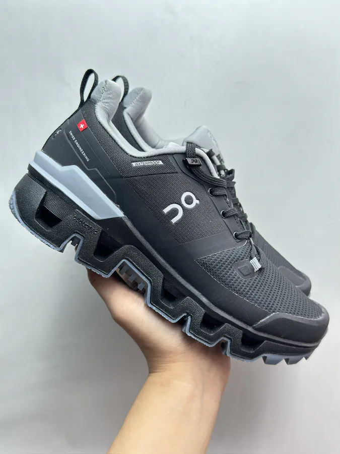 On Cloudwander Black and Gray