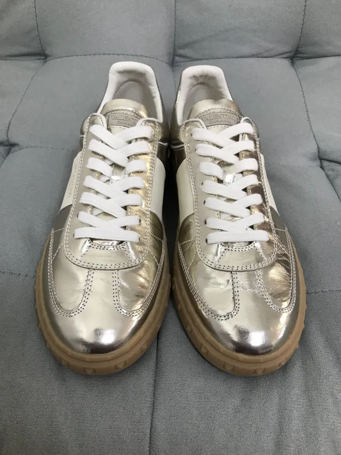 GARAVANI Women's Round Toe Comfort Low Top Sneakers in Gold