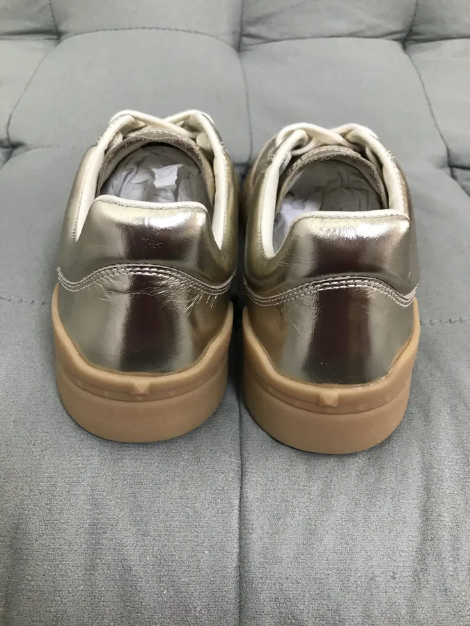 GARAVANI Women's Round Toe Comfort Low Top Sneakers in Gold