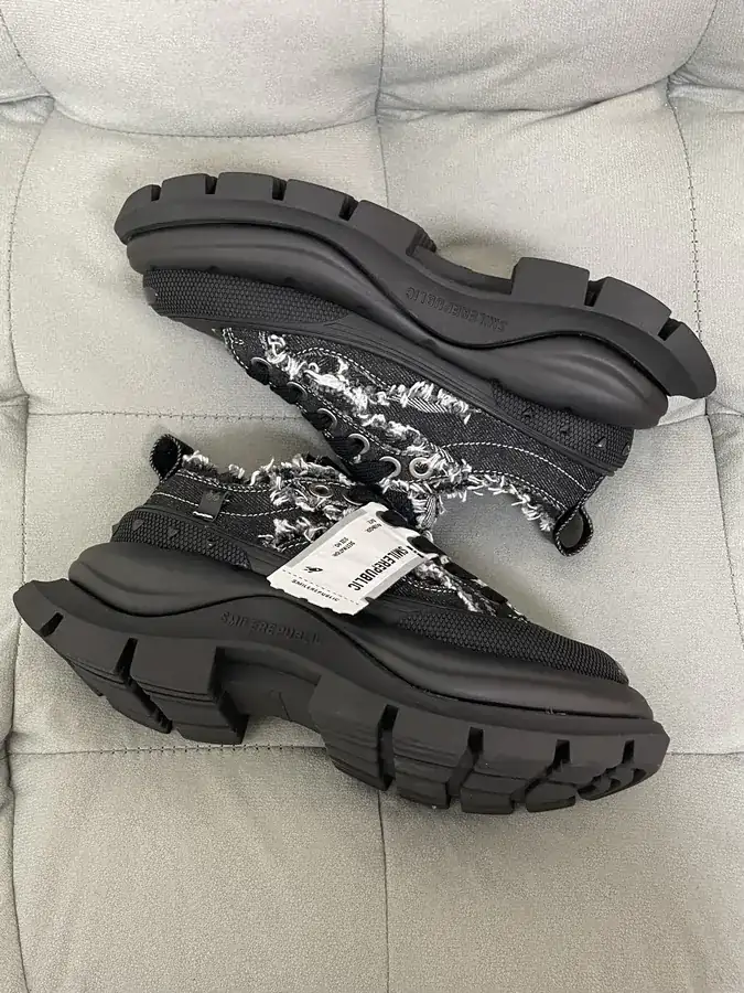 SMILEREPUBLIC Smile Queen Classic Low Top Dad Shoes