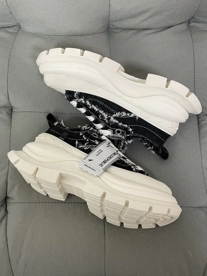 SMILEREPUBLIC Smile Queen Classic Low Top Dad Shoes