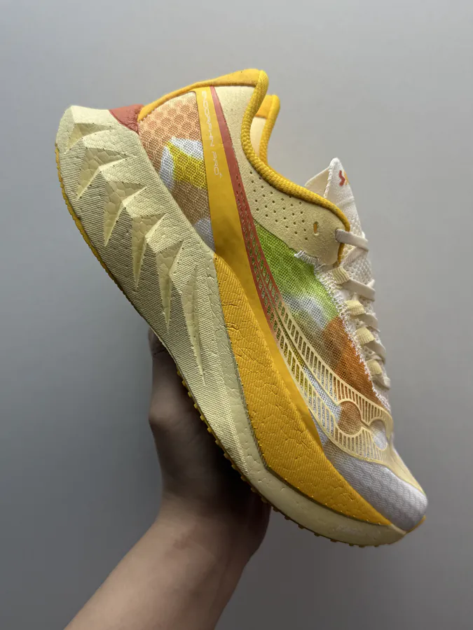 Saucony Endorphin Pro 4 in Beige