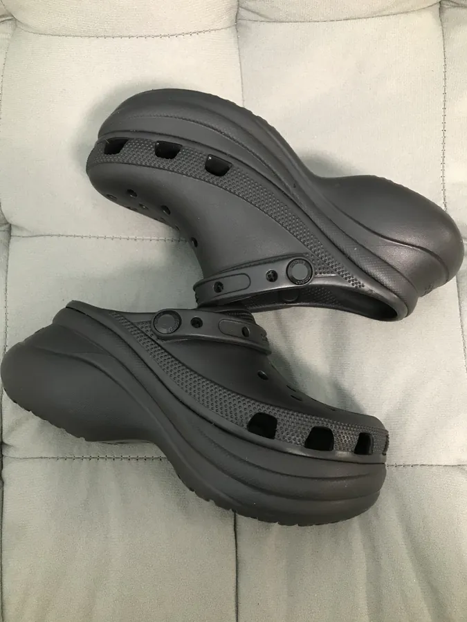 Crocs Whale Bucket Bag in Pure Black