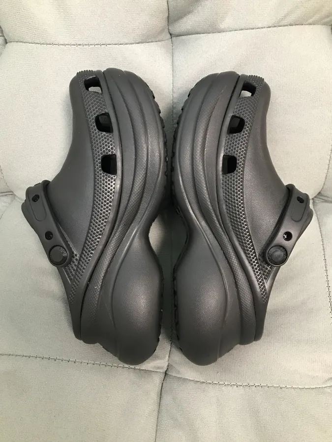 Crocs Whale Bucket Bag in Pure Black
