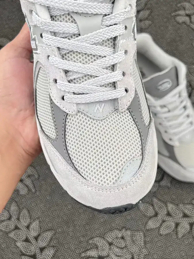 2002R Series Light Beige Leather Shoes